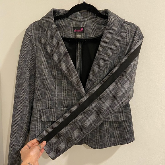 Blazer - Picture 3 of 4